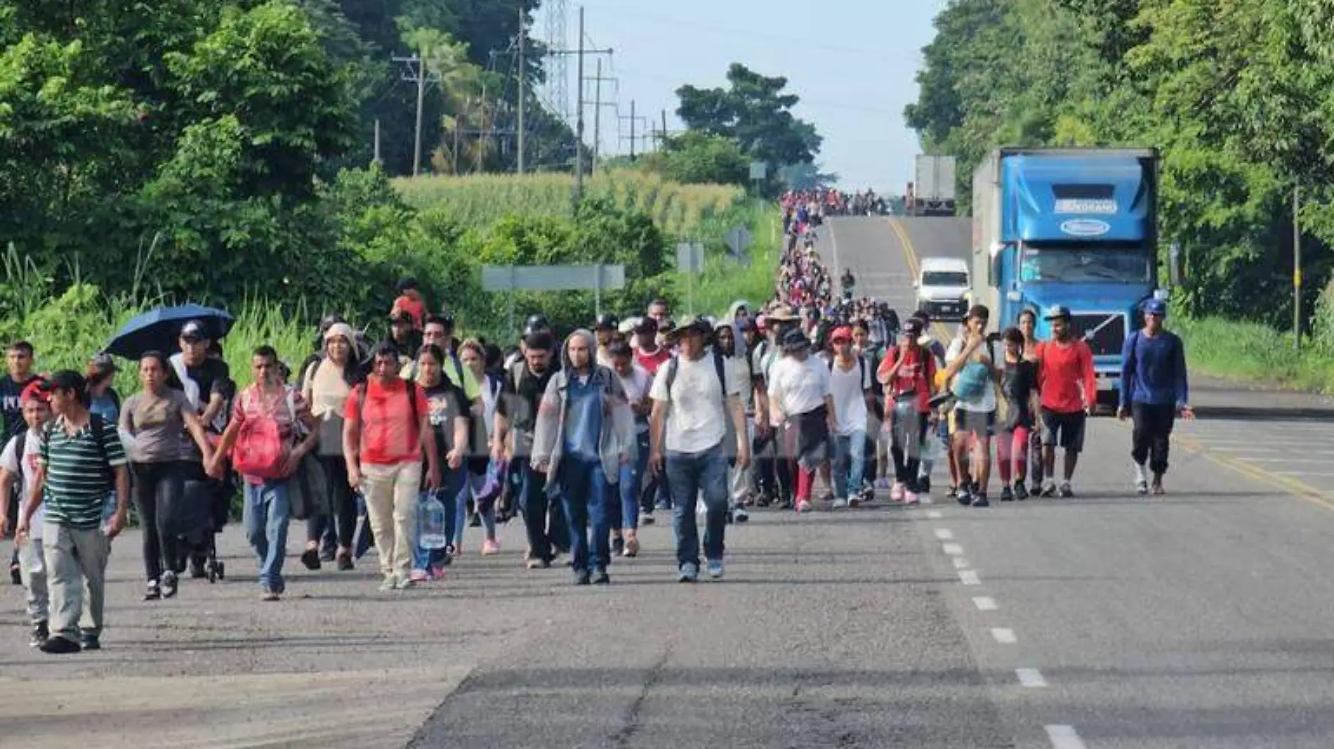 migrantes en carretera costera